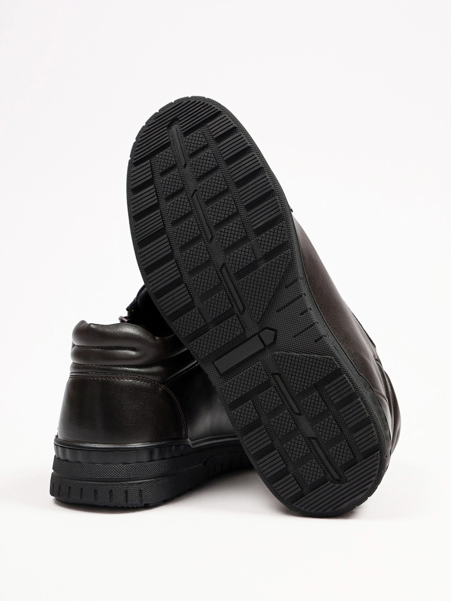 Ботинки коричневого цвета на низкой подошве